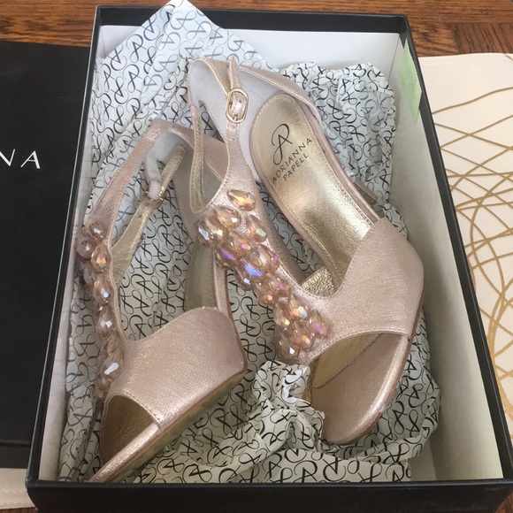 💕🎉Adrianna Papell Glamorous Gold Shoes🎉💕 - Picture 7 of 7
